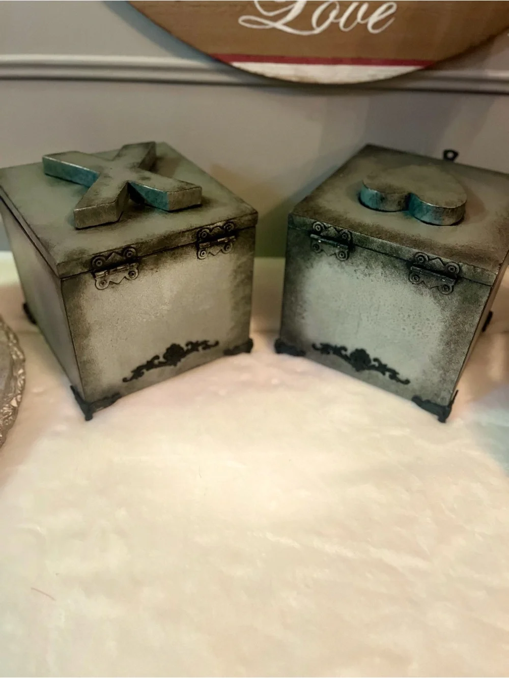 Vintage-Inspired Decorative Keepsake Box in light Grey and Black